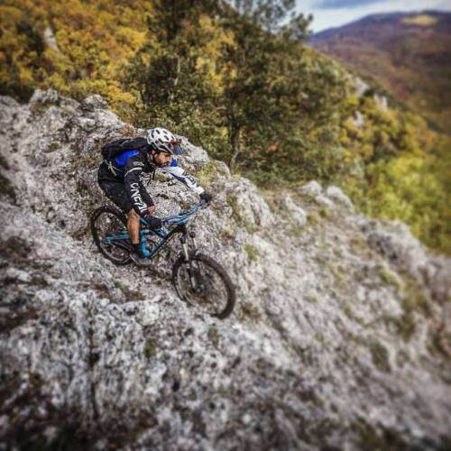 konoscycling:The solid rock never lose grip but it’s hard to ride fast over that cliff! Technical tr