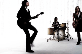 uptightcitizensbrigade:Carrie Brownstein + kicks#i wish she’d kick me in the face