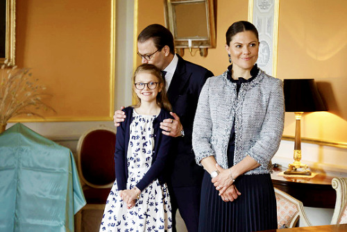 theroyalsandi: Princess Estelle, accompanied by her parents, unveils her portrait at Linköping Castl