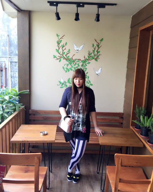 Striped black &amp; white leggings with printed t-shirt and black shoes with yellow details