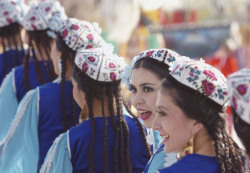 ghasedakk: Dancers from Tajikistan celebrating