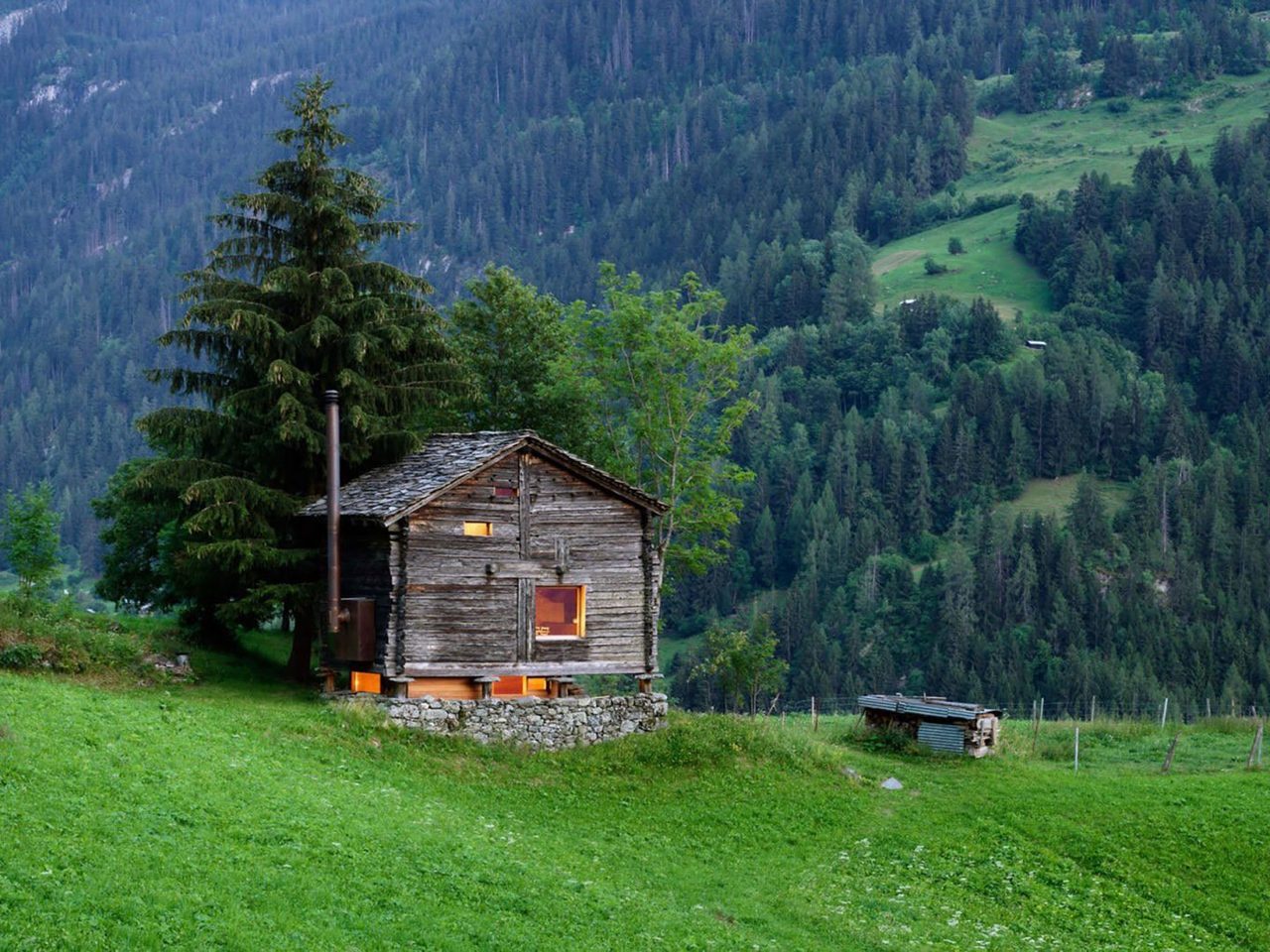utwo:  Tiny Cabin  Swiss Alps, Sarreyer hillside © Lionel Henroid