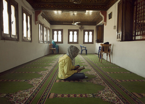 bobbycaputo:Thought-Provoking Photos Reveal the Complexities of Life As a Chinese Muslim WomanFor Mu