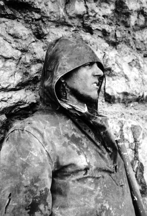 operationbarbarossa:A sailor of the US Navy, who was shot in the neck, stands at the base of the cli