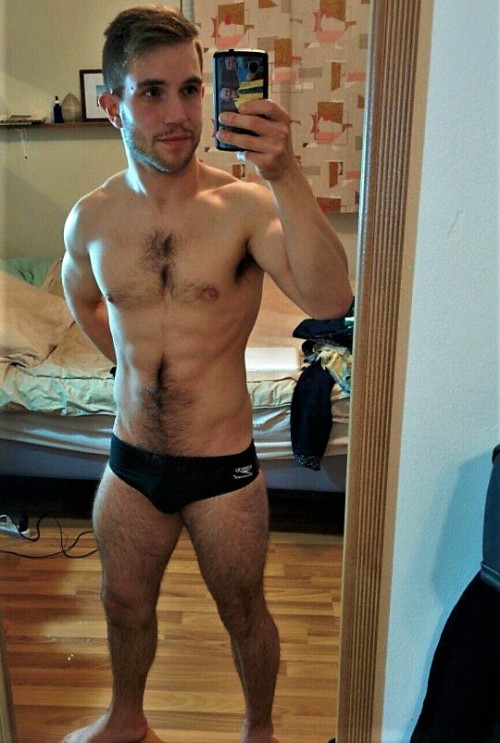 pheromone85: What a hottie, and check out that filthy bed!