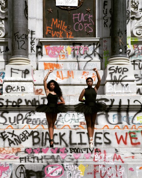 grupaok: Ballerinas Kennedy George, 14, and Ava Holloway, 14, pose in front of a monument of Confederate general Robert E. Lee in Richmond after Virginia Governor Ralph Northam ordered its removal.