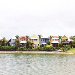 confettae:  i stayed at a place in the sunny coast last night and the cutest apartments were on another side of the lake just couldn’t resist