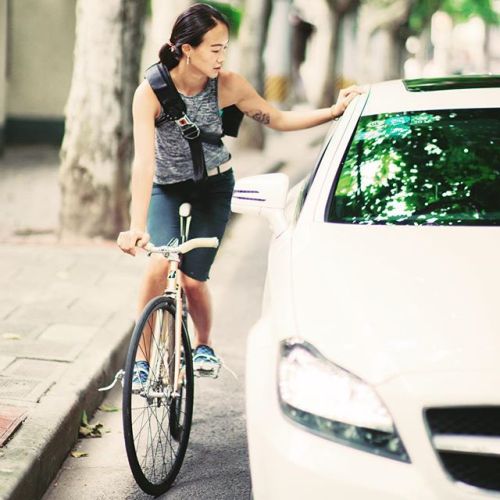 ifuckinlovefixedgearbikes: #fixedgear #fixedgearbike #fixedgeargirl #MercedesBenz #cls #shootingbra