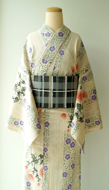 Very soft nadeshiko (dianthus) and azami (thistle) yukata paired with a retro checkered obi (seen on