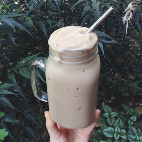 New favourite smoothie/ice cream/everything flavour combo {Smoothie of frozen bananas, passionfruit juice, cacao powder and water} get on the chocolate + passionfruit everybodayy 👌🌸