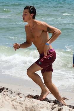 Sex shawnmendes-updates:Shawn on the beach in pictures