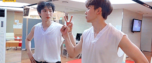 vixx-me-up: leobin + ✊✋✌  