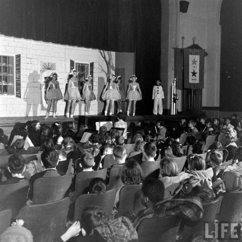 Christmas pageant in Tarrytown, New York(Eliot Elisofon. 1943)