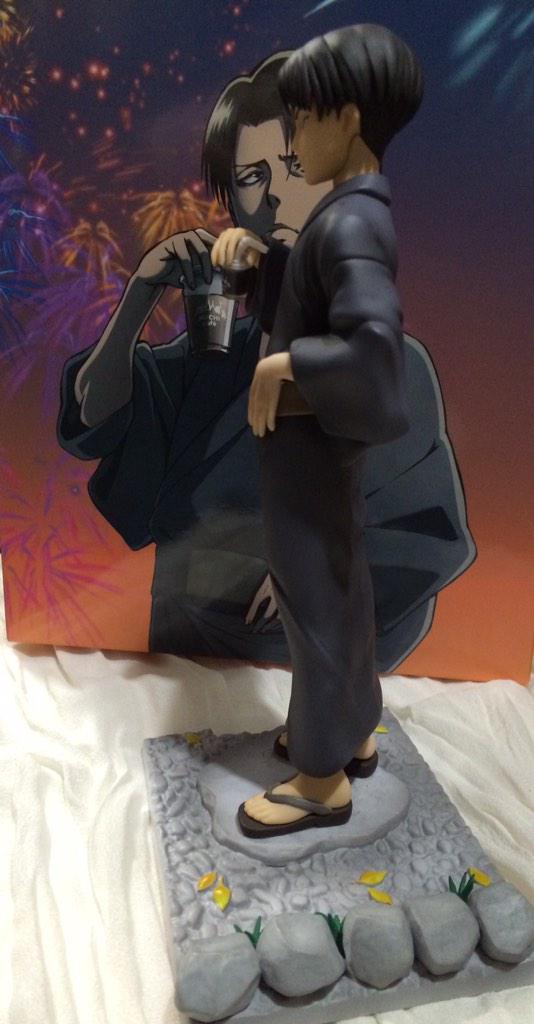 LAWSON's Eren &amp; Levi New Year/Yukata figurines put together.Click on the