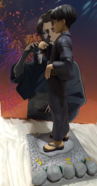 LAWSON's Eren & Levi New Year/Yukata figurines put together.Click on the names for more images!