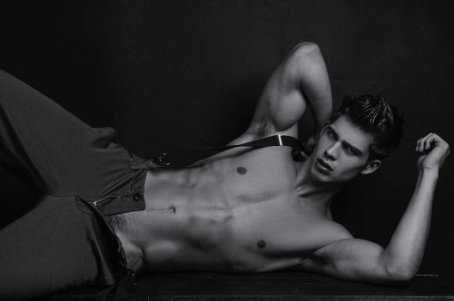 Ready to swing! (see what I just did there). If not, just enjoy this sight of stunner @iamleiferik 