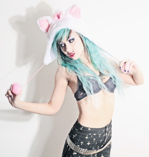 pizzahutslutt:  http://pizzahutslutt.tumblr.com ~ alternative blog  Follow back similar   Model: bexxy beatdown