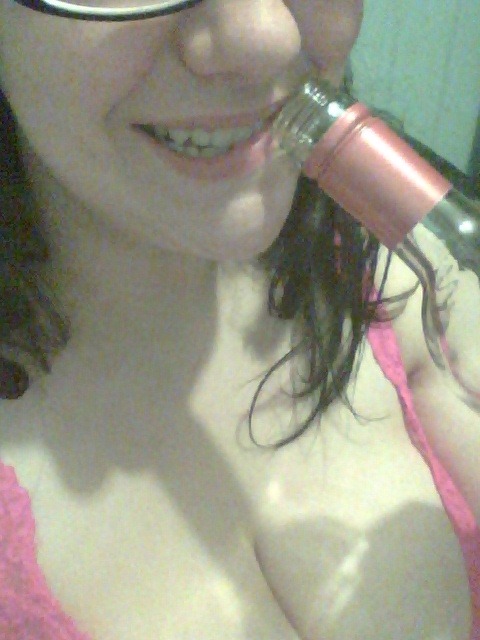 nikkis-double-ds:  Who needs a glass? That’s right. I’m a classy broad.