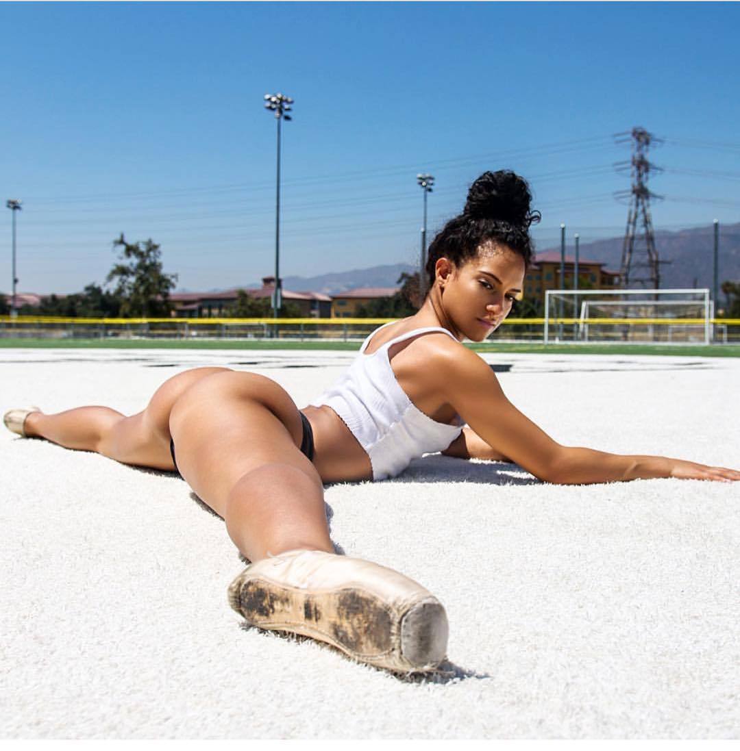 slim-n-wide:  Sarah Mundo What a beauty Follow “Small Waist Curves” for more:http://www.tumblr.com/follow/slim-n-wide