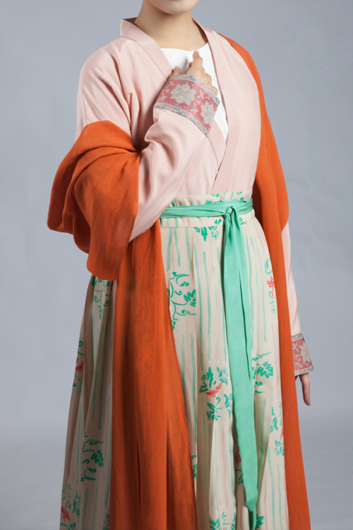 ziseviolet: fouryearsofshades: 桑纈 Traditional Chinese Hanfu.