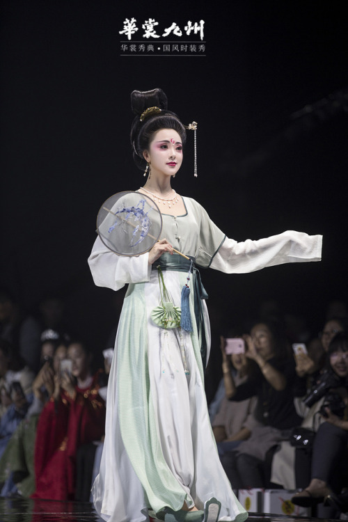 dressesofchina: HuashangJiuZhou Dec. 2018 fashion show. Full show here.