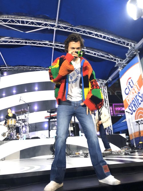 harrystylesdaily:Harry at rehearsals for the Today show today in NYC - February 26 (via @bwaystyles)