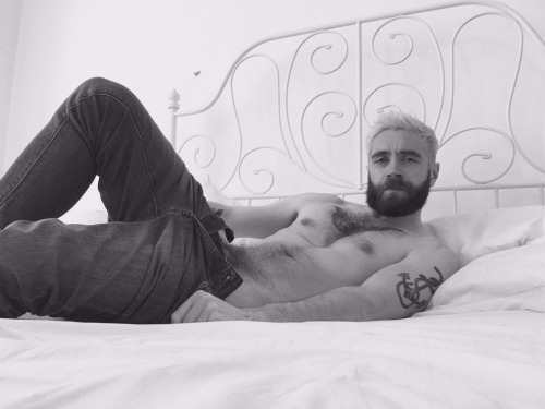 dudeswhatilike:  scruffyasfuck:  This man 😍🍆@dudeswhatilike   funemployment = taking nudes…