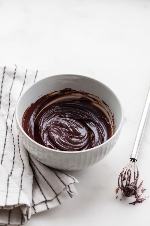 sweetoothgirl:  Valentine Macarons with Valrhona Chocolate  