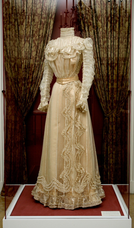 balmasque: Gown owned by Empress Elisabeth of Austria, notably worn to her daughter, Marie Valerie&r