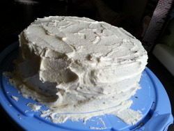The creamy cake is done. A White Cake. Wanted to make one after I saw it in Django. Will taste it after dinner.