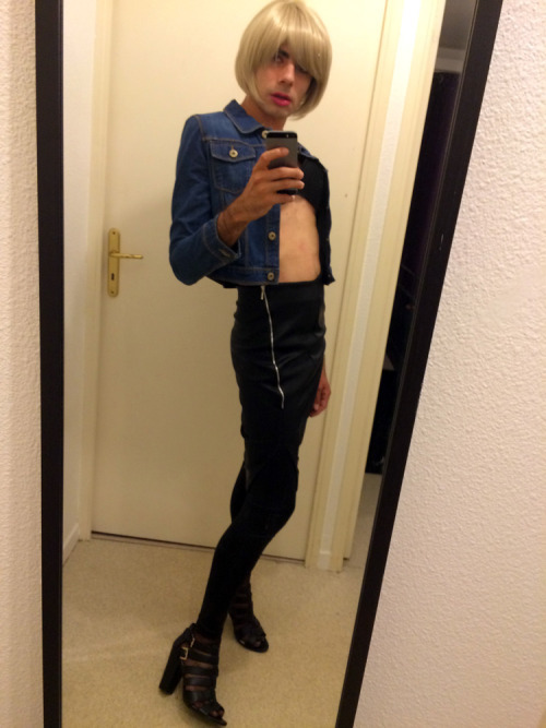 blackmaster4tgirl:  Training is important for Tasha. She takes care of her body and her sucking skills, so that clients are always well served.It’s not easy to be a hooker !