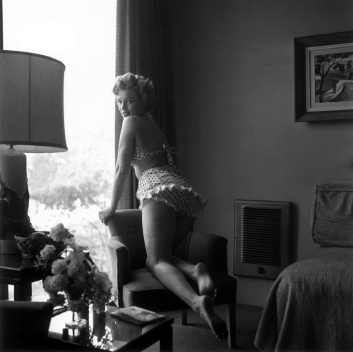 weirdlandtv:Marilyn Monroe at the Beverly Carlton Hotel in 1952.