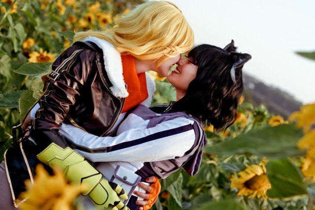 Happy 1st anniversary to our bees.
Yang by me
Blake by @rizzyun
Photo by @ronaldoichi