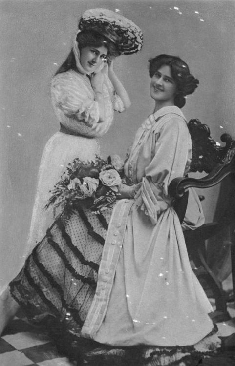 30 beautiful vintage portrait photos of the Dare Sisters, Phyllis and Zena, from the early 20th cent