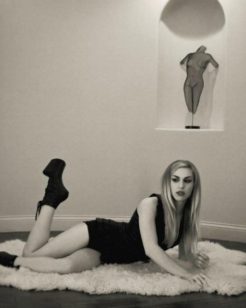 fuckyrbinary:  Plastic Martyr