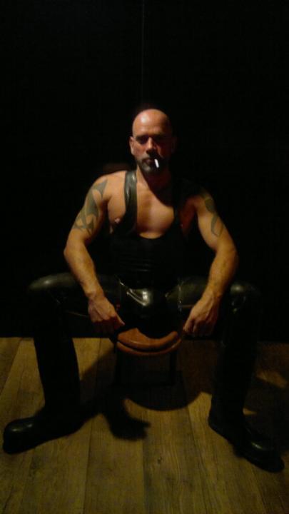 nskamerad:  mydemonjessblr:                 Love that enormous leather