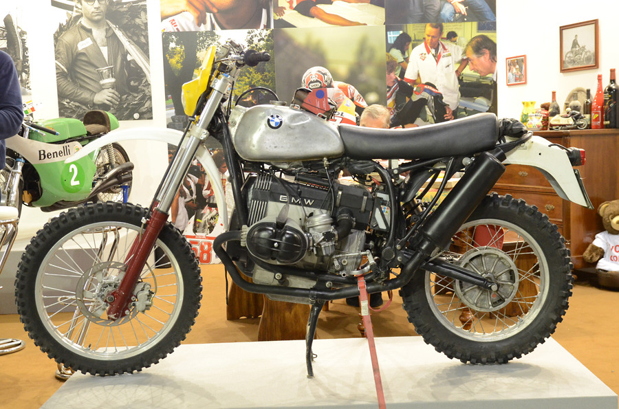 nakajima46works:  BMW Custom in EICMA EICMAミラノショーで見かけたBMWカスタム達。3年前まではまったくなかったカスタムBMWが、ここ数年で急激に増えていて、ちょっとしたブームになっているそうです。カスタムのクオリティは様々ですが、日本では見る事のできないようなカスタムもあって面白いです。左上のアルミ外装のモノレバーR65はミラノのRadikal