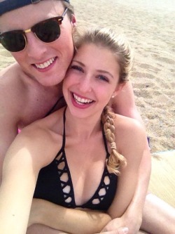 luckydayblog:  laureninlilly:  Beach selfiez  wow cutest couple selfie award