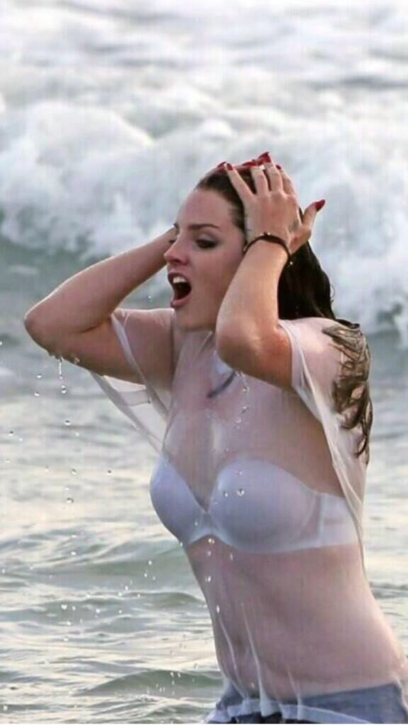electric-booobs:  Aquele momento que você esquece que tinha dever 