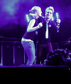capital-emm:  A fan carrying Bilie around the stage 