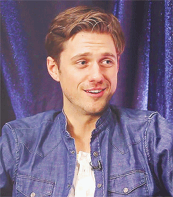 wincastiel:Aaron Tveit: sunshine smile