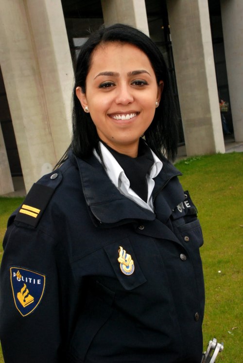 Politieagente Mina met handboeien! :)