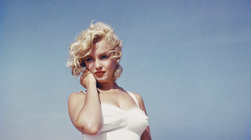 beauvelvet:Marilyn Monroe photographed by Sam Shaw on the beach in Amagansett, New York in 1957. 