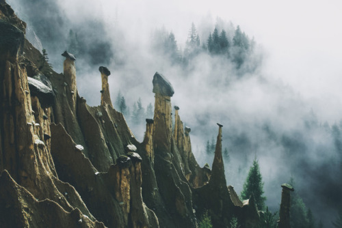 turn-me-inside-out:zinge:archatlas:Otherworldly ‘Earth Pyramids’ Captured in the Foggy Early Morning