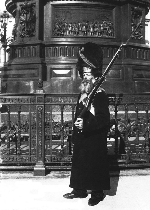 russianmonarchist:Дворцовый гренадер на Дворцовой площади. 1913.The Palace grenadier on Palace squar