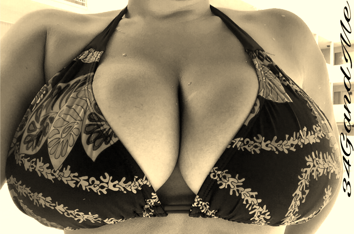 34gandme:  50 shades of cleavage (3 of 3)