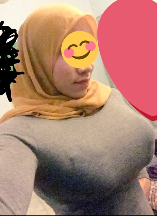 sesuka:besarnyaKnape ler tetwk awek tudung ni semuanye besar2 kan… geramnye btg