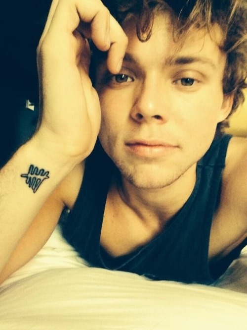 ashirwined:  5SOS and their tattoos 