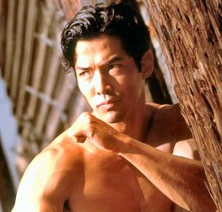 Handsonprovocateuse:    Russell Wong   