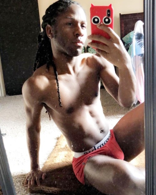 “There’s a real one, in my reflection” ♥️ . #red #underwear #abercrombie #locs #m